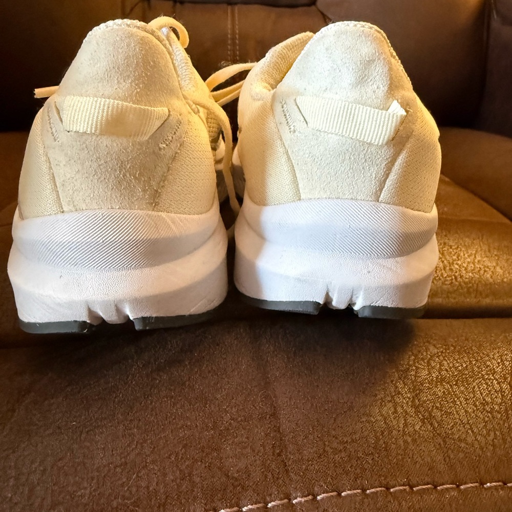 Women’s Saucony Shoes - Picture 2 of 6